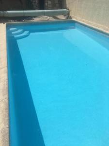Basen w obiekcie Le clos Roby maison avec piscine proche du centre historique lub w pobliżu