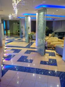 lobby z niebiesko-białą podłogą wyłożoną kafelkami w obiekcie Kreoli Hotel w Atenach