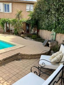 Basen w obiekcie Le clos Roby maison avec piscine proche du centre historique lub w pobliżu