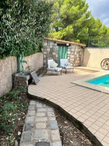 Basen w obiekcie Le clos Roby maison avec piscine proche du centre historique lub w pobliżu