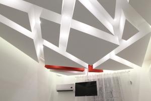 Luz de techo con TV en una habitación en Il Reticolo, en Salerno