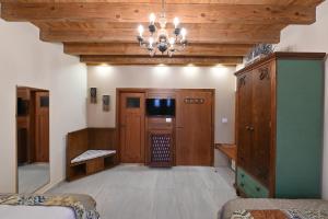 une grande chambre avec un lustre et une chambre dans l'établissement Domaine des Oliviers, à Batroun