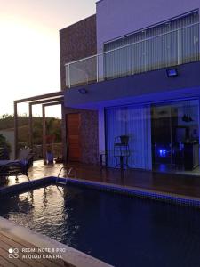 une maison avec piscine devant un immeuble dans l'établissement Casa alto padrão Capitólio Lago Vitória, à Capitólio