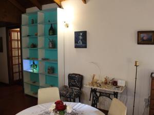 a room with a table and chairs and a shelf at la colina 2 in Ushuaia