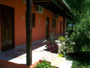 Un jardín fuera de Hotel de Campo El Rebenque