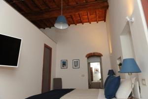 a bedroom with a bed and a blue lamp at Condotta3Rooms in Florence