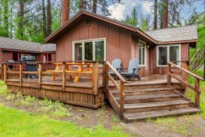 Camp Sherman的住宿－Lake Creek Lodge，庭院中设有大型木甲板的房子