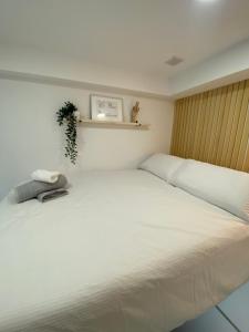 Łóżko lub łóżka w pokoju w obiekcie Precioso loft en centro histórico de Melilla