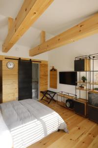 1 dormitorio con 1 cama y TV de pantalla plana en The vine on main, en Stamford