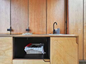 un cajón en una cocina con fregadero en Deluxe volcán Primeras suites colgantes del mundo en Baños
