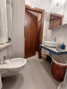La salle de bains est pourvue d'un lavabo et de toilettes. dans l'établissement C r a zy for RHome, à Rome