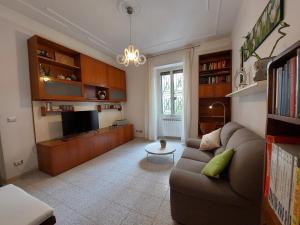 uma sala de estar com um sofá e uma televisão em C r a zy for RHome em Roma