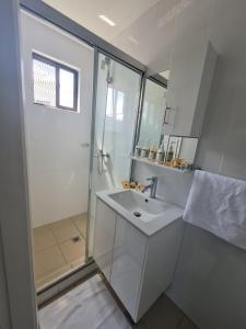 Koupelna v ubytování New Door Apartments