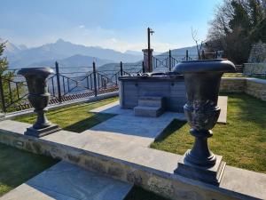 two vases on a wall with a view of the mountains at DA ERCOLE casa vacanze di lusso con giardino, piscina e idromassaggio. in Vigneta