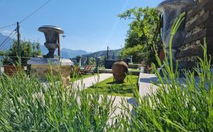 - un jardin avec une fontaine au milieu d'un bâtiment dans l'établissement DA ERCOLE casa vacanze di lusso con giardino, piscina e idromassaggio., à Vigneta