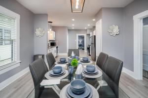 Un comedor y una cocina con mesa y sillas. en Spacious Home Near Downtown San Antonio, en San Antonio
