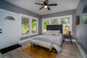 1 dormitorio con 1 cama y ventilador de techo en Spacious Home Near Downtown San Antonio en San Antonio
