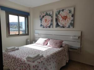 1 dormitorio con 1 cama con 2 toallas en VV LA ISLA, en La Restinga