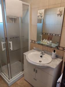 een badkamer met een wastafel en een douche bij VV LA ISLA in La Restinga