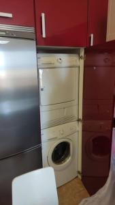 uma pequena cozinha com uma máquina de lavar roupa e uma máquina de lavar roupa em VV LA ISLA em La Restinga