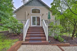 una casa con una escalera que conduce a una casa en Quiet Studio Escape about 2 Mi to Blue Ridge Parkway!, en West Jefferson