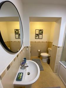 een badkamer met een wastafel, een spiegel en een toilet bij 1 bedroom apartment in the heart of Bournemouth in Bournemouth