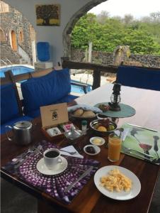 een tafel met eten en drinken erop bij La Fortaleza De Haro in Puerto Ayora