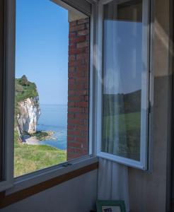 una finestra con vista sull'oceano di Résidence Pleine mer a Saint-Pierre-en-Port