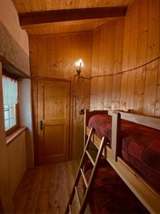 1 dormitorio con litera en una cabaña en Baita Borgo Incantato, en Morbegno