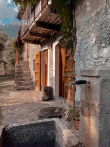 un edificio con una fuente de agua frente a él en Baita Borgo Incantato, en Morbegno