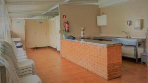 een keuken met een bakstenen aanrecht en een wastafel bij Casas Solar da Torre 1 in Póvoa de Varzim