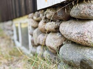 ein Haufen Steine auf der Seite eines Gebäudes in der Unterkunft 5 person holiday home in LINNERYD KRONOBERGS L N in Linneryd