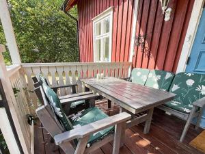 Örsjöにある8 person holiday home in ÖRSJÖ-By Traumの家の玄関の木製テーブルと椅子