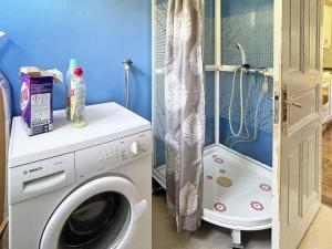 een wasmachine in een badkamer met een douche bij Holiday home ÖRSJÖ in Örsjö