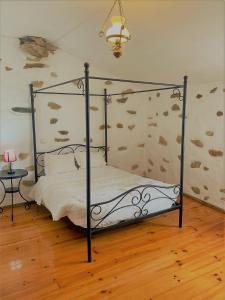 een slaapkamer met een metalen bed in een kamer bij Casas Solar da Torre 1 in Póvoa de Varzim