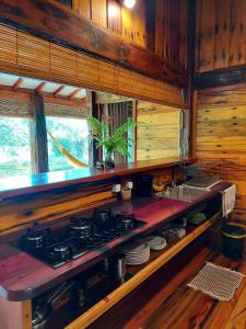 バーハ・グランデにあるWoodstock Bungalow - Barra Grande - condo frente praiaの木製のキッチン(コンロ付)