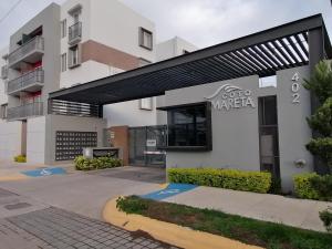 un edificio con una señal de mercado en la parte delantera en Excelente Departamento con Alberca cerca de Playa - Residencial Coto Mareta I, en Mazatlán