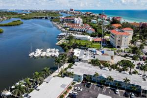 eine Luftansicht auf einen Yachthafen mit Booten im Wasser in der Unterkunft Barefoot Beach Resort F104 in Clearwater Beach