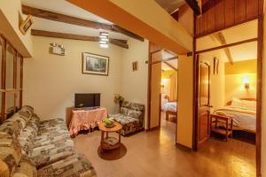 a living room with a couch and a bed at LILIUM VALLEY in Ollantaytambo