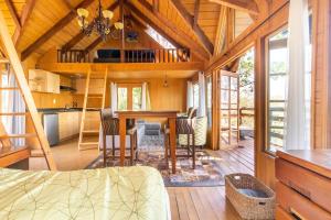 a kitchen and dining room with a table in a cabin at Woodland Cabins in Santa Ana Jilotzingo