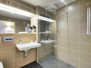 Kúpeľňa v ubytovaní Kyriad Angers Ouest Beaucouzé