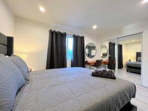 a bedroom with a large bed and a mirror at Hollywood Black Habitat in Los Angeles