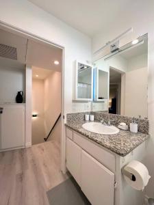 a bathroom with a sink and a large mirror at Hollywood Black Habitat in Los Angeles