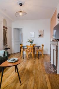 een woonkamer met een tafel en stoelen bij Passage de l'Horloge in Auxerre