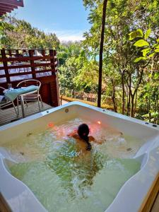 Double Deck - Linda vista com Jacuzzi في باليوسا: طفل يسبح في حوض الاستحمام