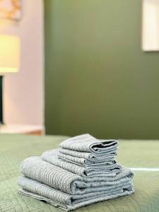 una pila de toallas sentadas encima de una cama en Hollywood Green Habitat en Los Ángeles