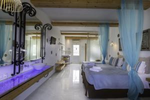 Giường trong phòng chung tại Lindos View Hotel