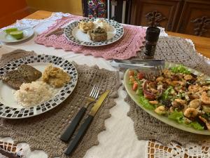 Comida na casa de hóspedes ou em algum lugar perto