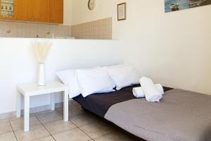 una cama con almohadas y una mesa en una habitación en Apartment Metajna 6423c en Metajna