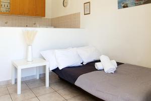 a bed with pillows and a table in a room at Apartment Metajna 6423c in Metajna